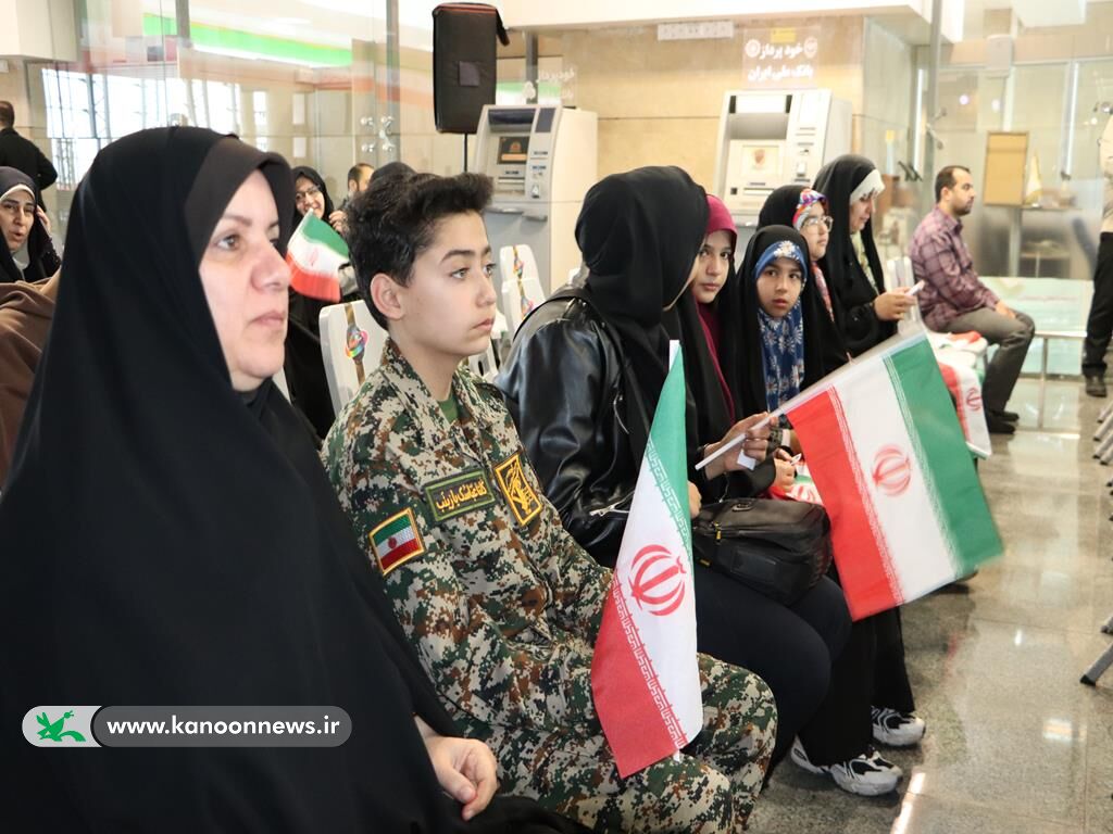 هنرنمایی عضو کودک کانون گلستان در مراسم استقبال نمادین از ورود امام خمینی(ره)