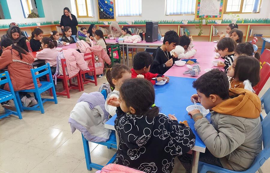 جشن همدلی کودکان پارس‌آباد در آغاز دهه فجر و اعیاد شعبانیه