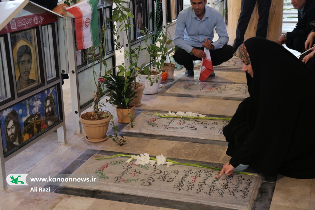 تجدید میثاق مدیرکل و کارکنان کانون استان بوشهر با آرمان‌های امام خمینی(ره) و شهدا