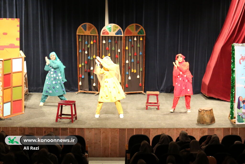 نمایش «بیاین به شهر قصه» همزمان با آغاز دهه مبارک فجر در بوشهر روی صحنه رفت