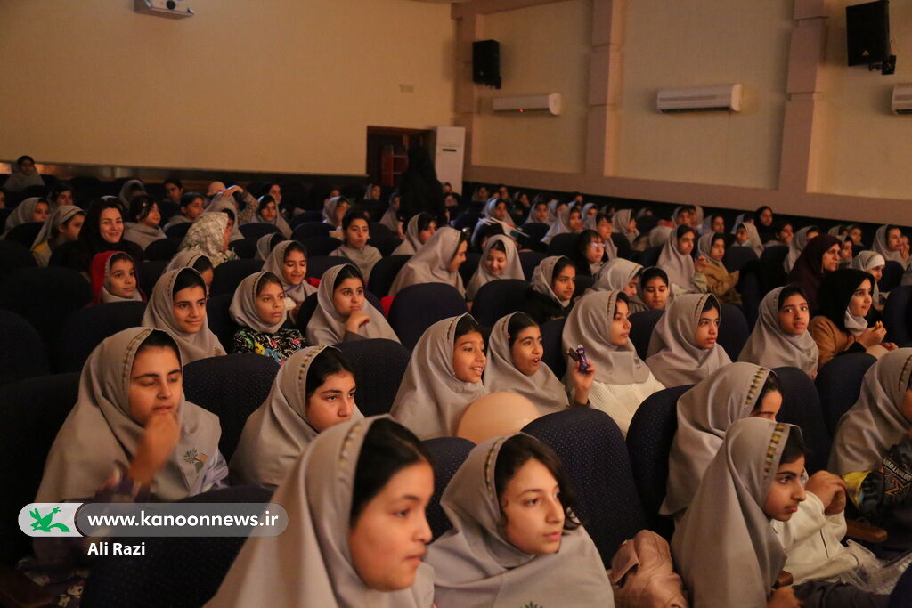 نمایش «بیاین به شهر قصه» همزمان با آغاز دهه مبارک فجر در بوشهر روی صحنه رفت