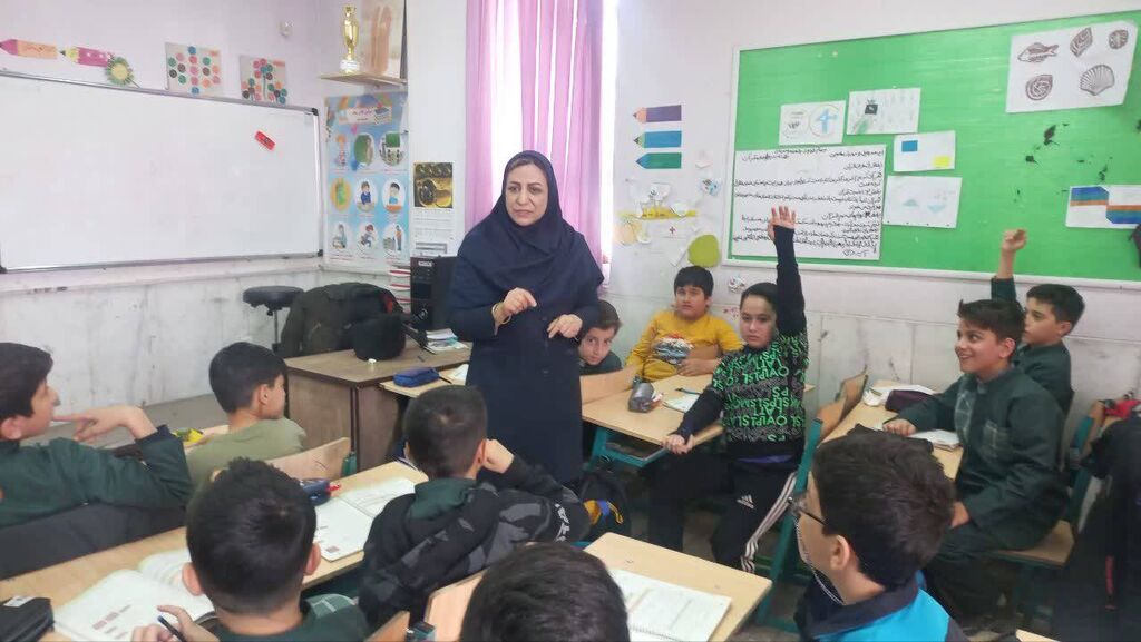 مربیان دامغان آغاز دهه فجر را با زنگ انقلاب، سرود، کارگاه اوریگامی و قصه‌گویی گرامی داشتند