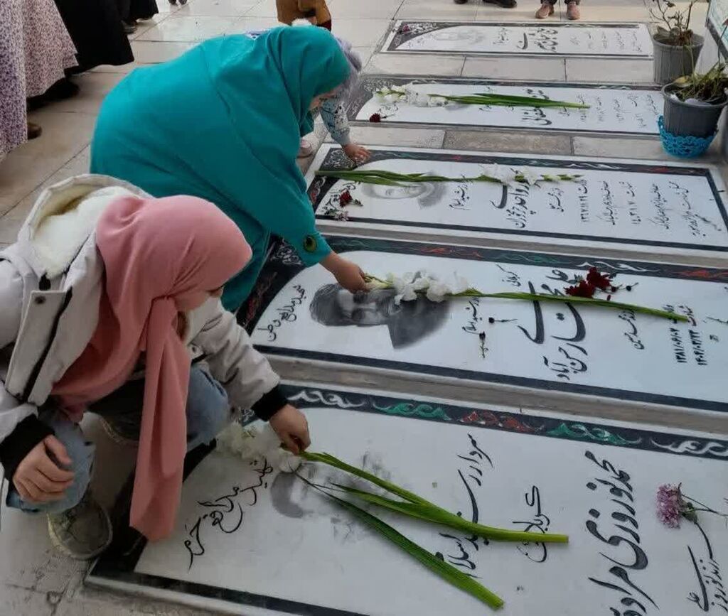 آغاز فعالیت‌های دهه فجر با غبارروبی گلزار شهدا