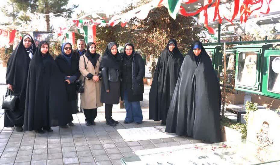 آغاز فعالیت‌های دهه فجر با غبارروبی گلزار شهدا