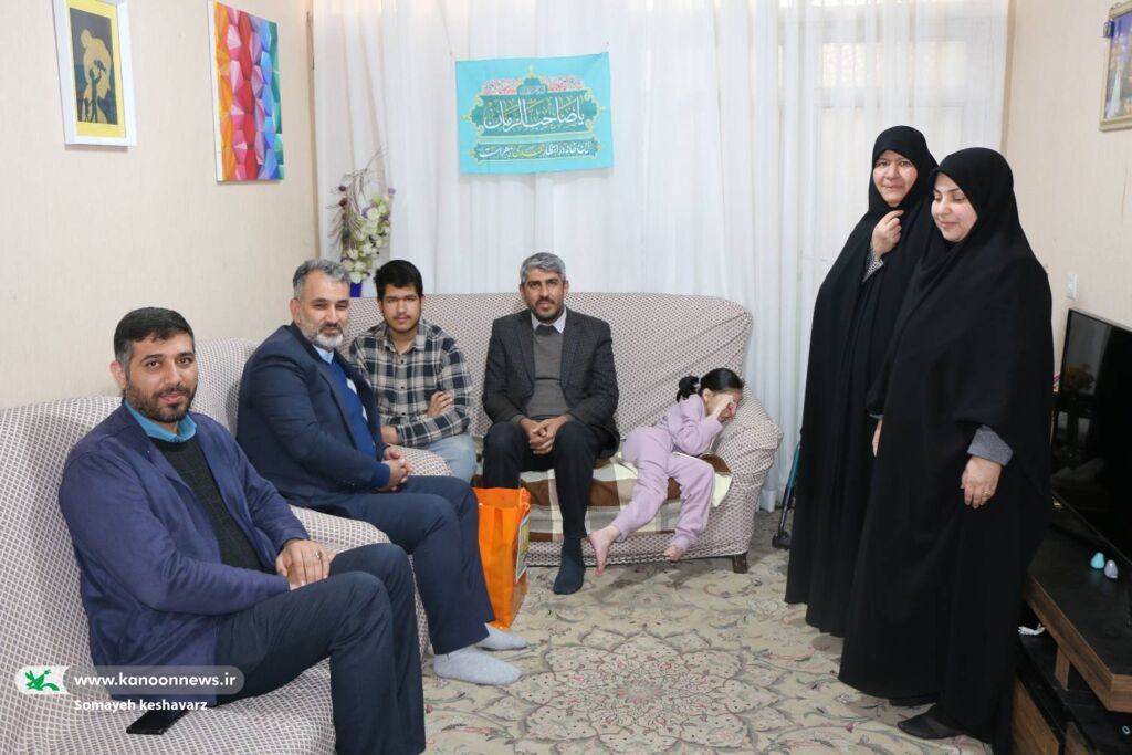 دیدار مدیرکل کانون فارس با خانواده شهید احمد خانچی