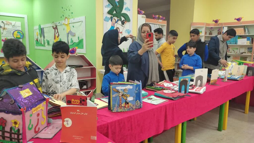بازدید بیش از ۶۰ کودک اوتیسم از نمایشگاه کتابهای حسیـلمسی در کانون فراگیر بندرعباس
