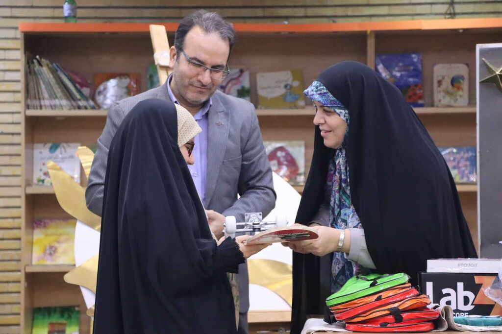 استان تهران جوایز برگزیدگان برنامه محفل را دو مرحله اهداء کرد