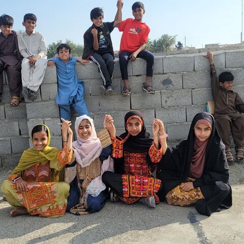 آشنایی کودکان روستای چنالی با شیوه های دوستیابی از طریق قصه امین ترین دوست