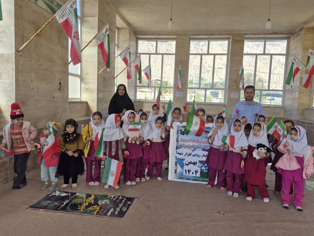 کودکان و نوجوانان لنده با عطرافشانی گلزار شهدا حماسهای ماندگار آفریدند