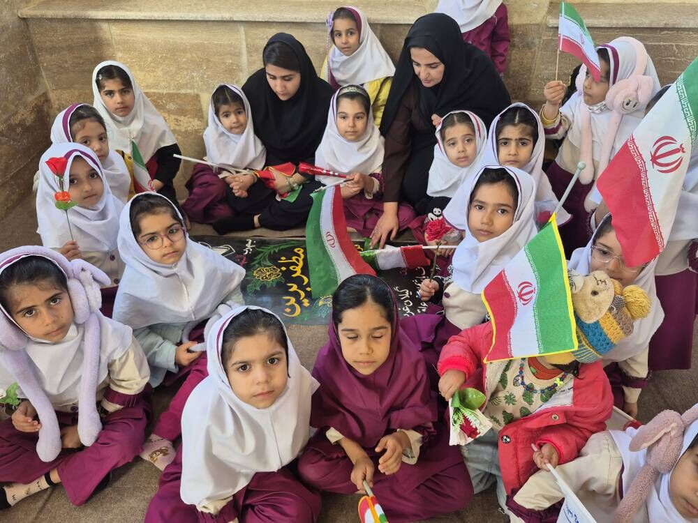 کودکان و نوجوانان لنده با عطرافشانی گلزار شهدا حماسهای ماندگار آفریدند