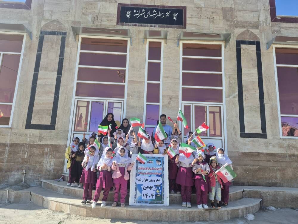 کودکان و نوجوانان لنده با عطرافشانی گلزار شهدا حماسه‌ای ماندگار آفریدند