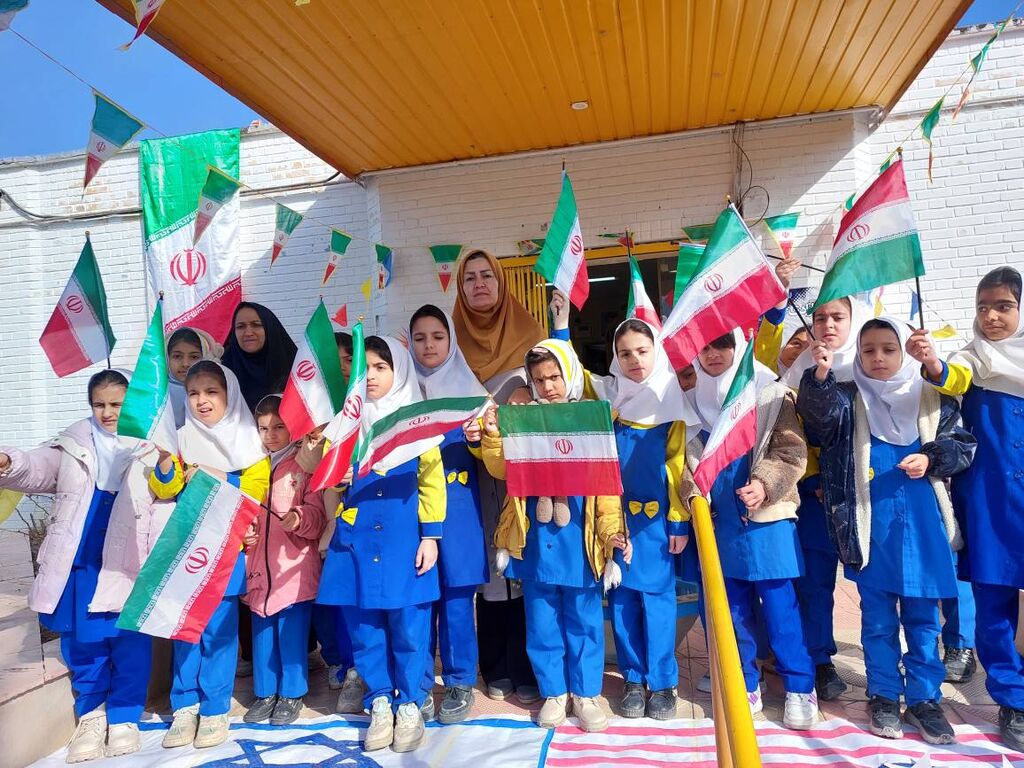 همزمان با فجر انقلاب؛ اعضای نوخوان کانون با آرمان شهدا در مزار شهدا تجدید پیمان کردند