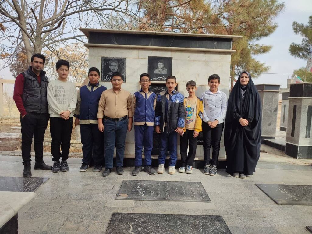 همزمان با فجر انقلاب؛ اعضای نوخوان کانون با آرمان شهدا در مزار شهدا تجدید پیمان کردند