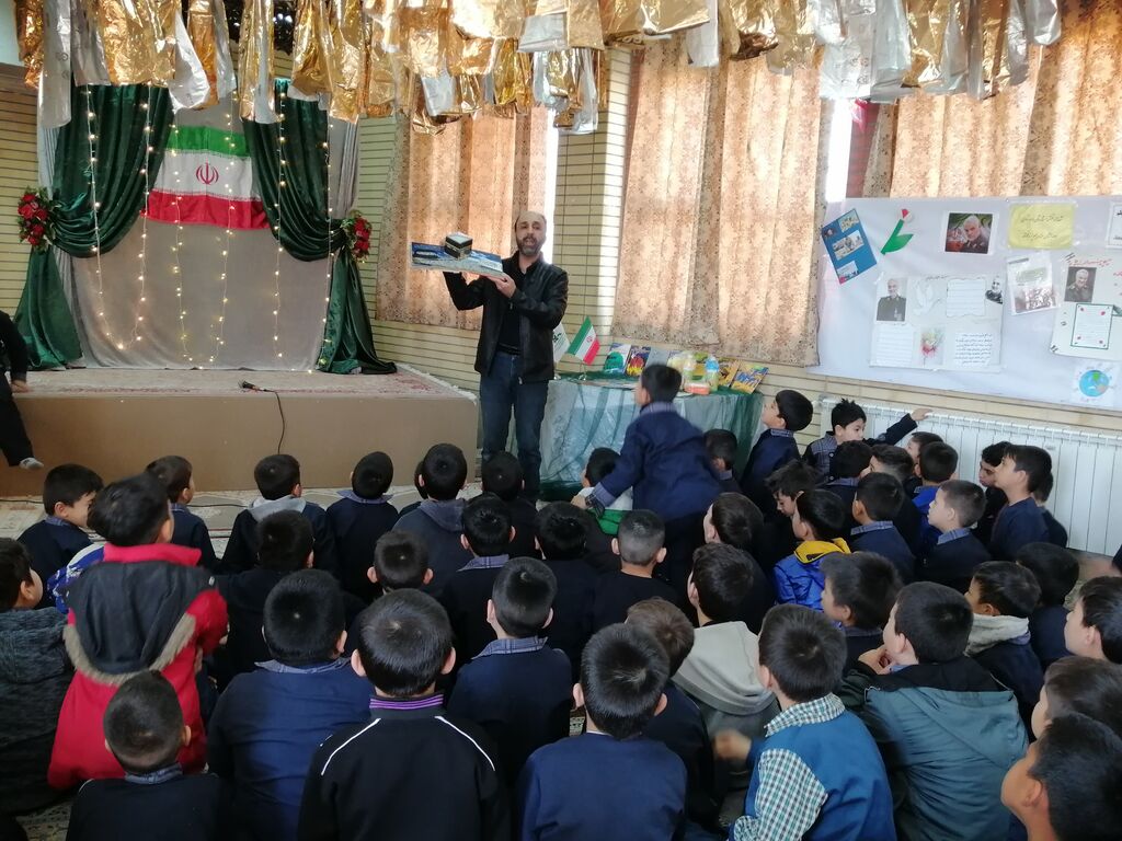 ویژه‌برنامه کتابخانه سیار در روستای مبارک‌آباد به مناسبت دهه فجر و نیمه شعبان