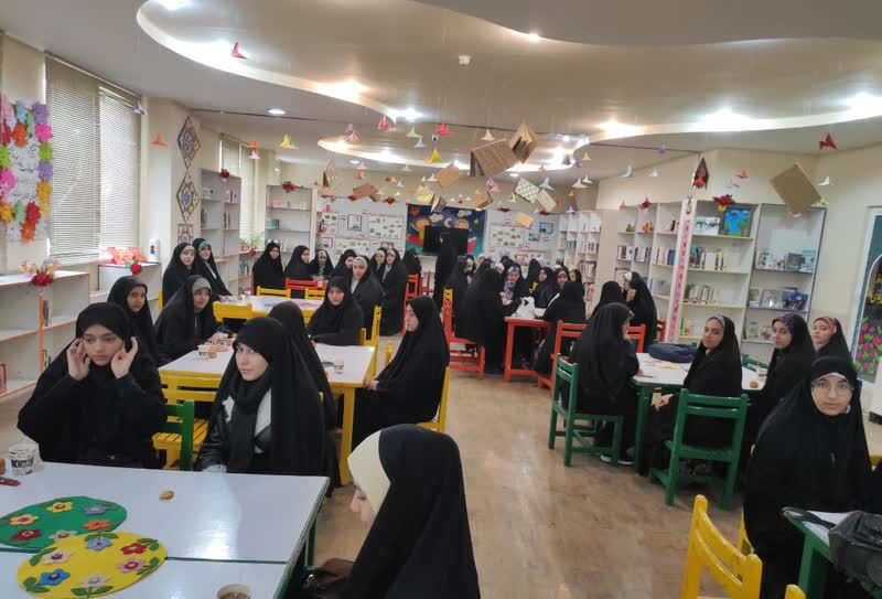 کارگاه آموزشی «نقش خلاقیت در برپایی نمایشگاه های مدرسه انقلاب» برای دانش آموزان نوجوان برگزار شد