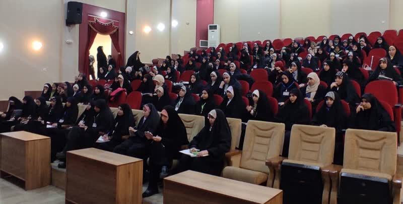 کارگاه آموزشی «نقش خلاقیت در برپایی نمایشگاه های مدرسه انقلاب» برای دانش آموزان نوجوان برگزار شد