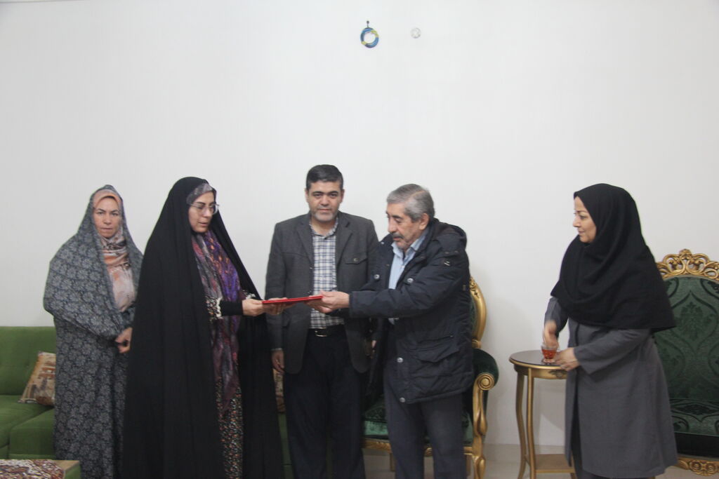 دیدار مدیرکل کانون استان آذربایجان‌غربی با خانواده معظم شهدا