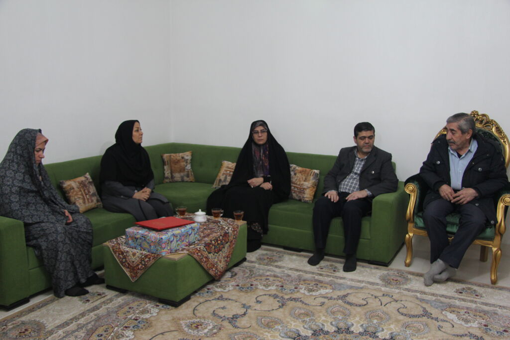 دیدار مدیرکل کانون استان آذربایجان‌غربی با خانواده معظم شهدا
