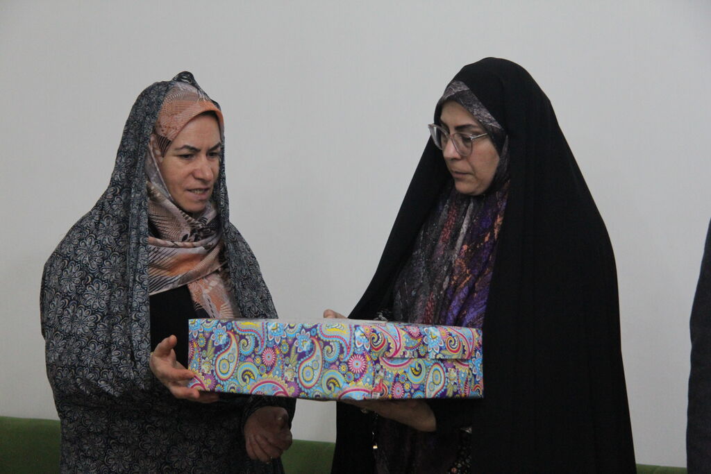 دیدار مدیرکل کانون استان آذربایجانغربی با خانواده معظم شهدا