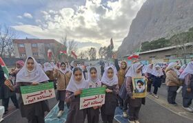 مرکز بیستون ویژه‌برنامه‌های دهه‌ فجر را در مدرسه اجرا کرد