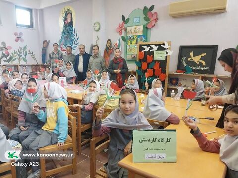 خلق گل‌های لاله انقلابی به دست کودکان گمیشانی