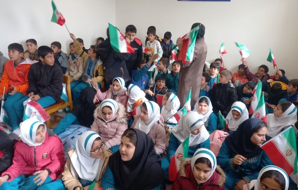 مرکز سنقر «جشن انفجار نور» را به روستای باوله برد