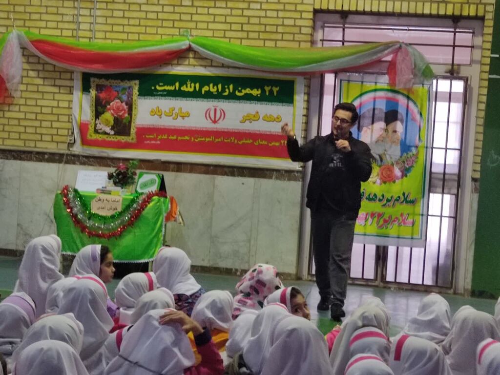 اجرای نمایش عروسکی «قهرمان آکواریوم» در مدارس زنجان همزمان با دهه فجر