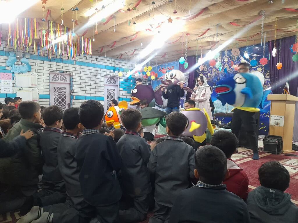 اجرای نمایش عروسکی «قهرمان آکواریوم» در مدارس زنجان همزمان با دهه فجر