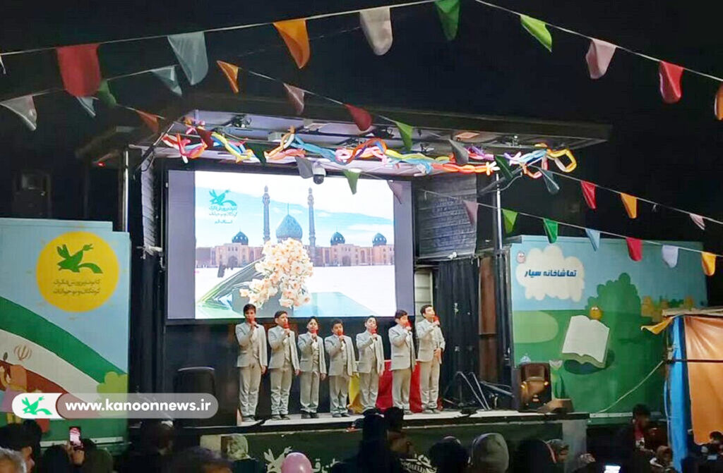 تماشاخانه سیار کانون در قم دو تماشاخانه سیار کانون به قم رفت