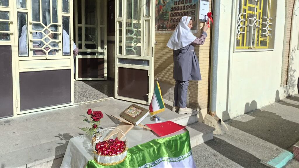 مرکز بیستون ویژهبرنامههای دهه فجر را در مدرسه اجرا کرد