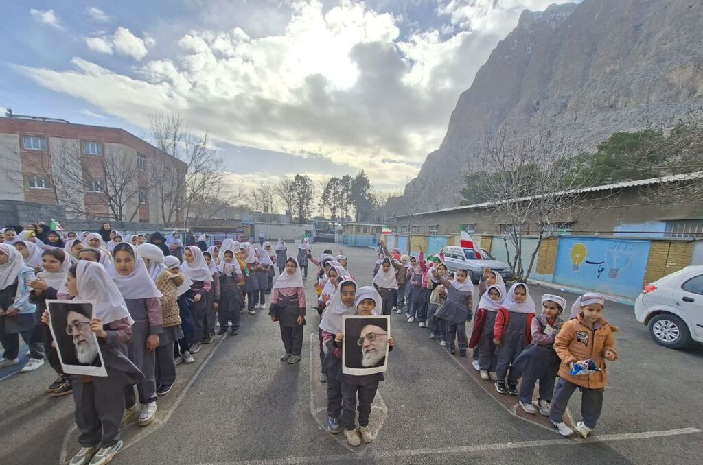 مرکز بیستون ویژه‌برنامه‌های دهه‌ فجر را در مدرسه اجرا کرد