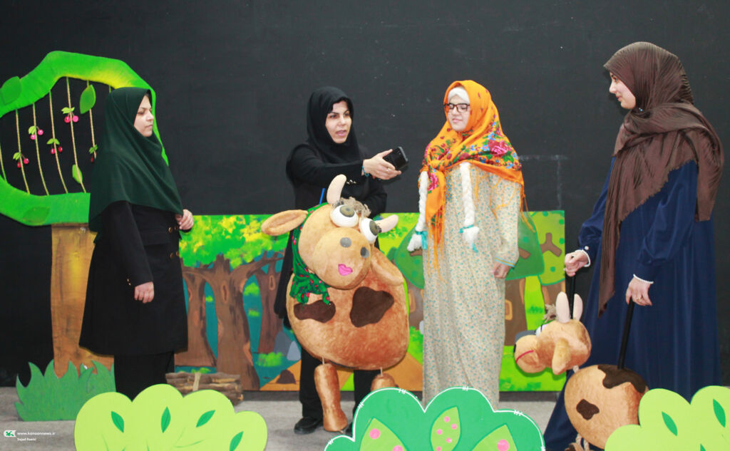 نمایش عروسکی «گوساله لجباز» روی صحنه کانون پرورش فکری اهواز