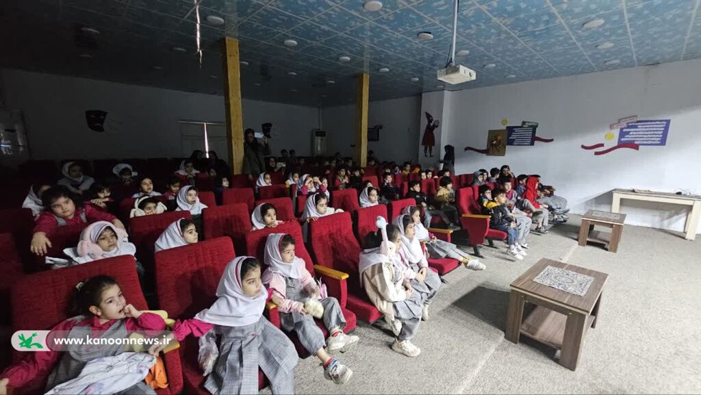 نمایش عروسکی «گوساله لجباز» روی صحنه کانون پرورش فکری اهواز