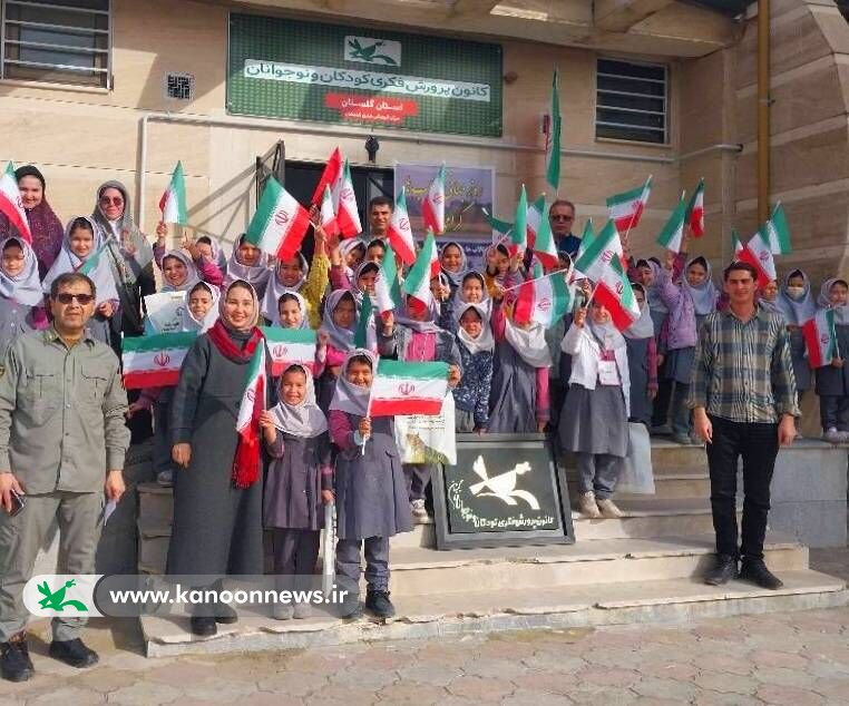 خلق گل‌های لاله انقلابی به دست کودکان گمیشانی