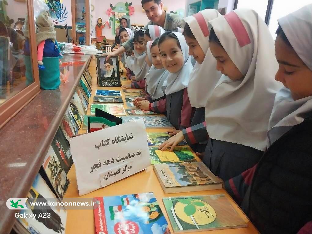 خلق گل‌های لاله انقلابی به دست کودکان گمیشانی