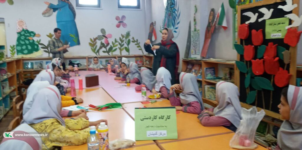 خلق گلهای لاله انقلابی به دست کودکان گمیشانی