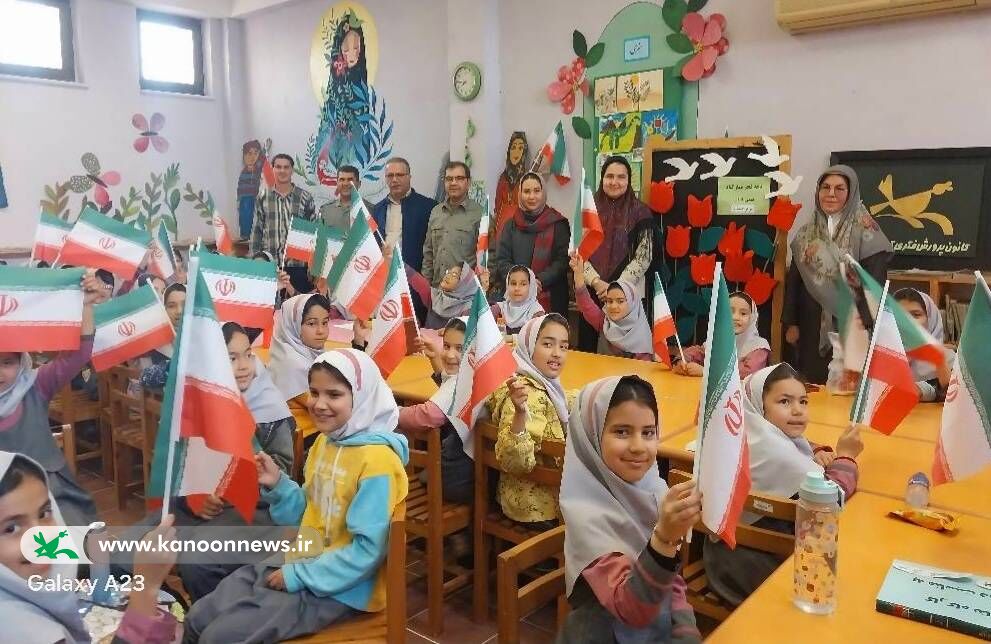 خلق گل‌های لاله انقلابی به دست کودکان گمیشانی