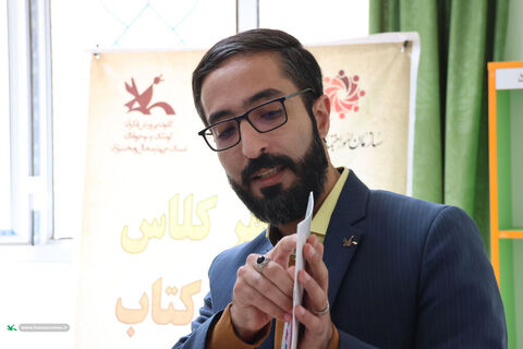 اهدای قفسه‌های کتاب چهارمحال و بختیاری