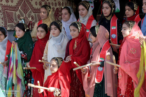 اهدای قفسه‌های کتاب چهارمحال و بختیاری