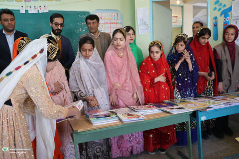 اهدای قفسه‌های کتاب چهارمحال و بختیاری