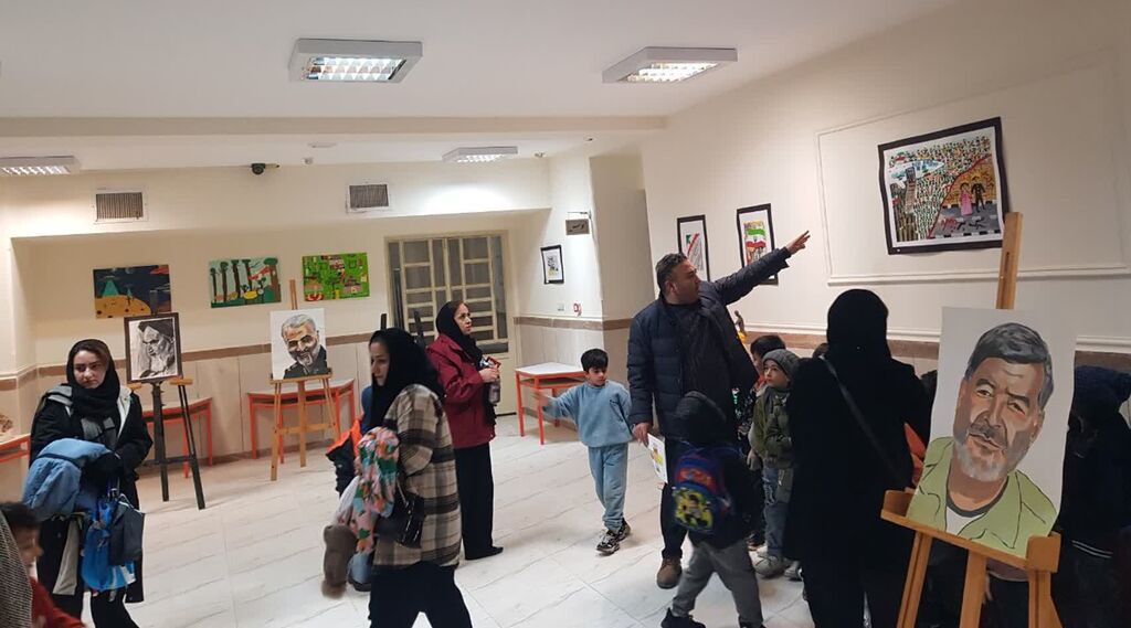 آیین بازگشایی نمایشگاه هنرهای تجسمی در مرکز شماره ۳ اسلامآباد غرب