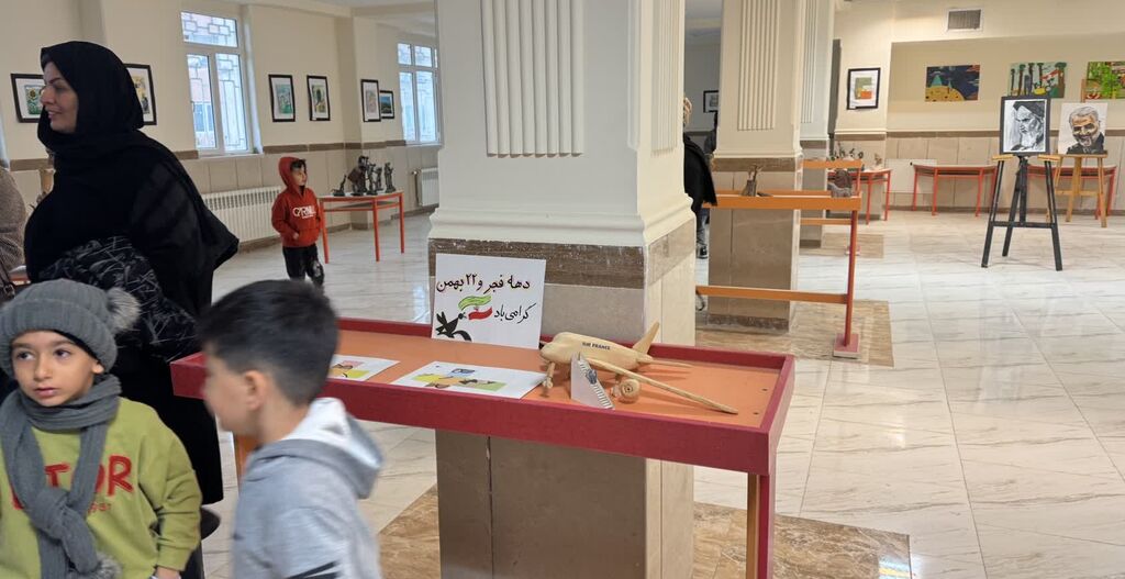 آیین بازگشایی نمایشگاه هنرهای تجسمی در مرکز شماره ۳ اسلام‌آباد غرب