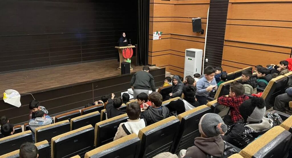 ویژه‌برنامه‌ «آزمایش‌های شگفت‌انگیز» در مرکز شماره ۴ کانون کرمانشاه