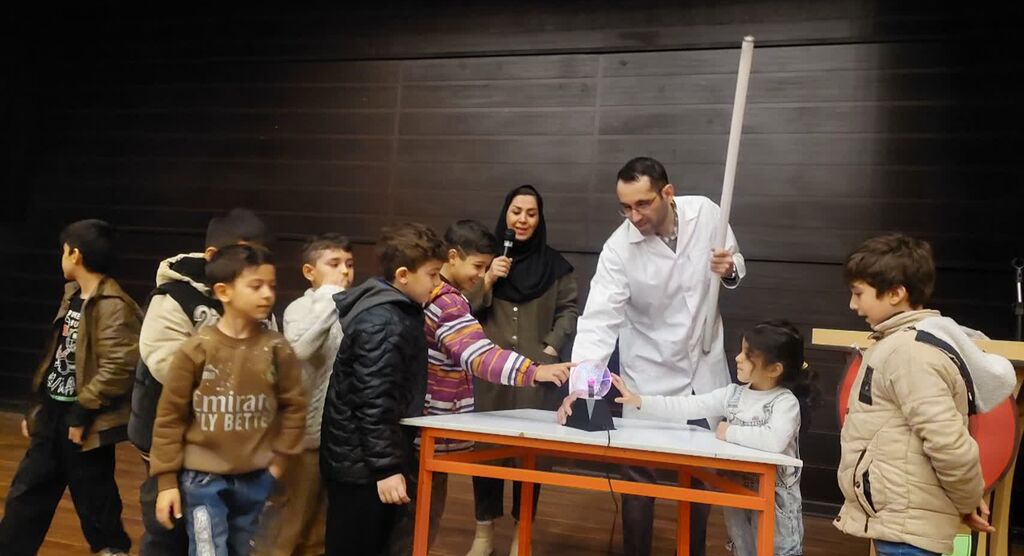 ویژهبرنامه «آزمایشهای شگفتانگیز» در مرکز شماره ۴ کانون کرمانشاه