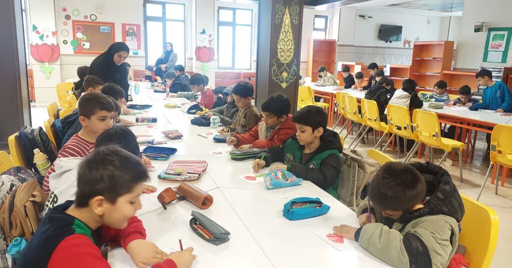 ویژهبرنامه «آزمایشهای شگفتانگیز» در مرکز شماره ۴ کانون کرمانشاه