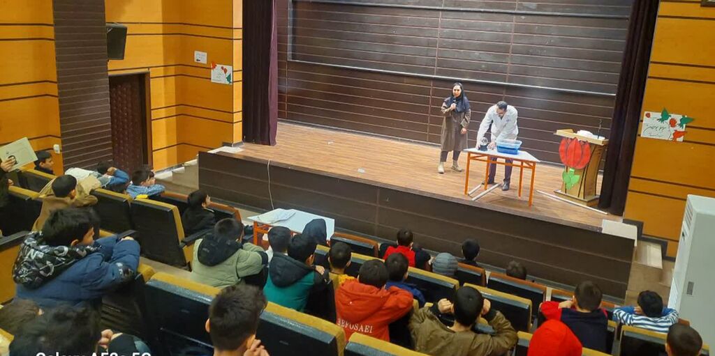 ویژهبرنامه «آزمایشهای شگفتانگیز» در مرکز شماره ۴ کانون کرمانشاه