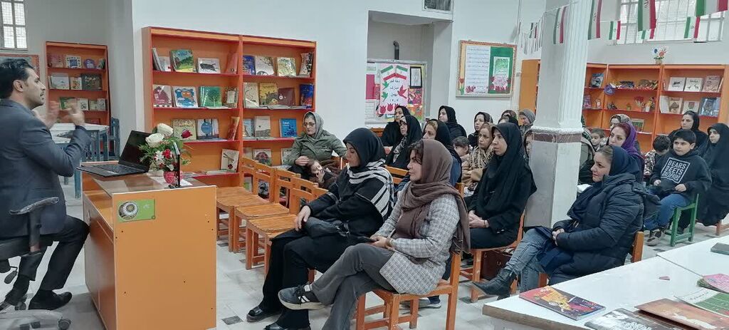 کارگاه تخصصی «ارتباط والدین با فرزندان» در مرکز شماره ۵ کانون کرمانشاه