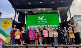 حضور زائران کودک و نوجوان در تماشاخانه سیار کانون همزمان با نیمه شعبان در قم