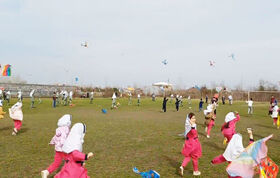 آسمان صومعه‌سرا رنگین شد/ جشن پرواز بادبادک‌ها با حضور ۲۵۰ کودک و نوجوان
