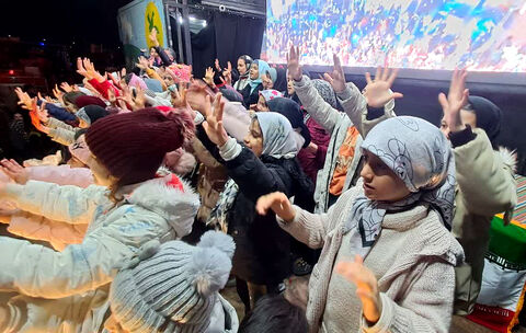 حضور زائران کودک و نوجوان در تماشاخانه سیار کانون در نیمه شعبان